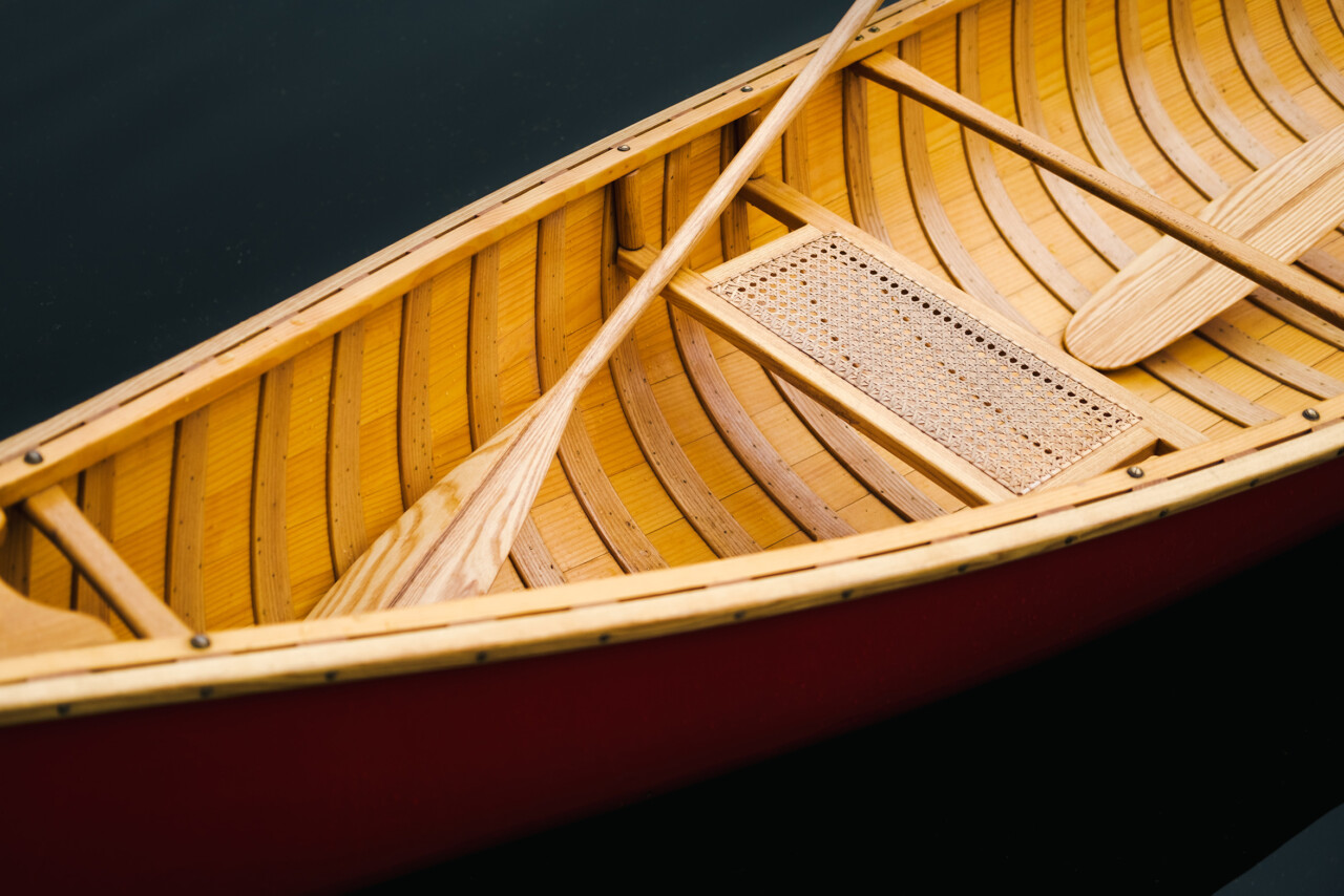 Details,of,a,beautiful,wooden,canoe,boat,on,the,water.
